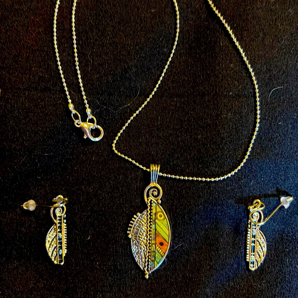 18” Necklace With Abstract Design Pendant & Earrings Set